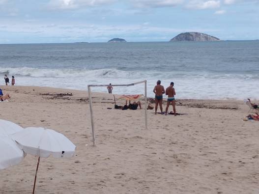 A group of people on a beach

Description automatically generated
