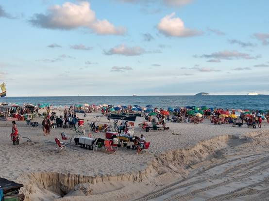 A group of people on a beach

Description automatically generated